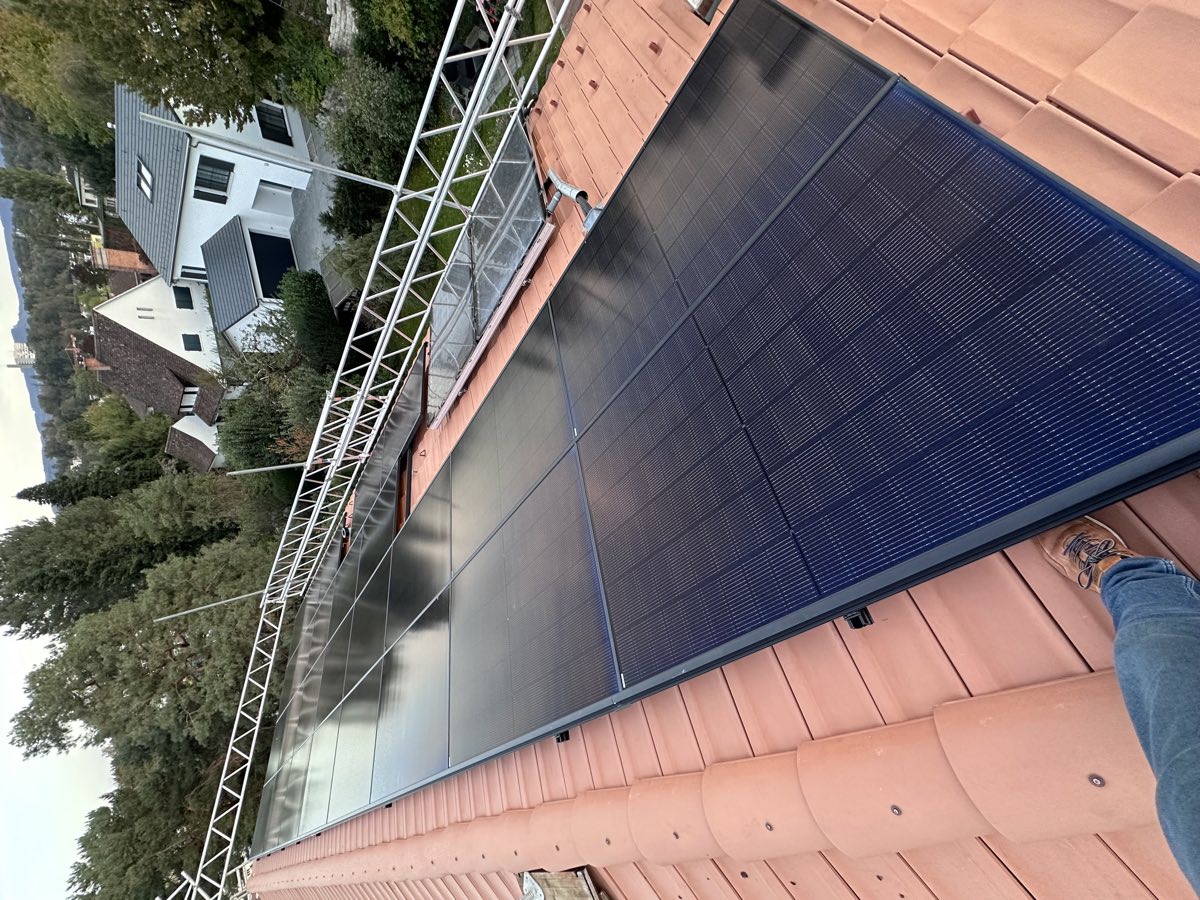 Monteur von Runer Solar auf einem frisch belegten Dach mit Gerüst